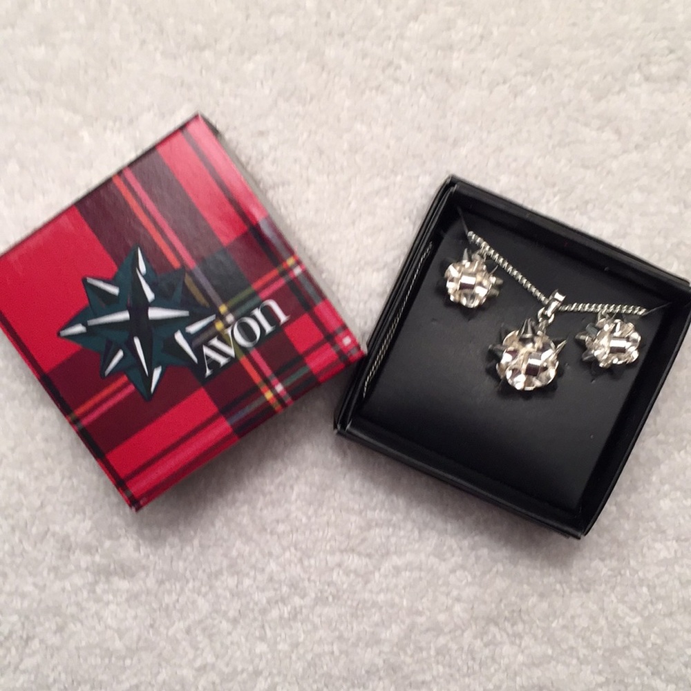 🔴NIB Silver Bow Necklace & Earring Set – Limited Edition Avon